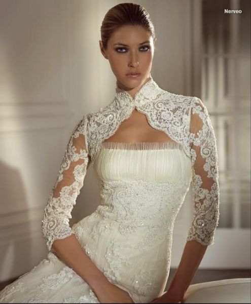 BOLERO BRANCO BORDADO MANGA 3/4 DETALHE NO PESCOÇO