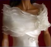 BOLERO BRANCO DE OMBRO COM LINDO DETALHE EM BABADOS